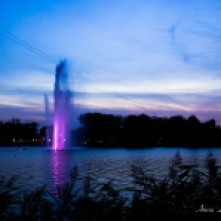 Pływająca fontanna o zachodzie słońca